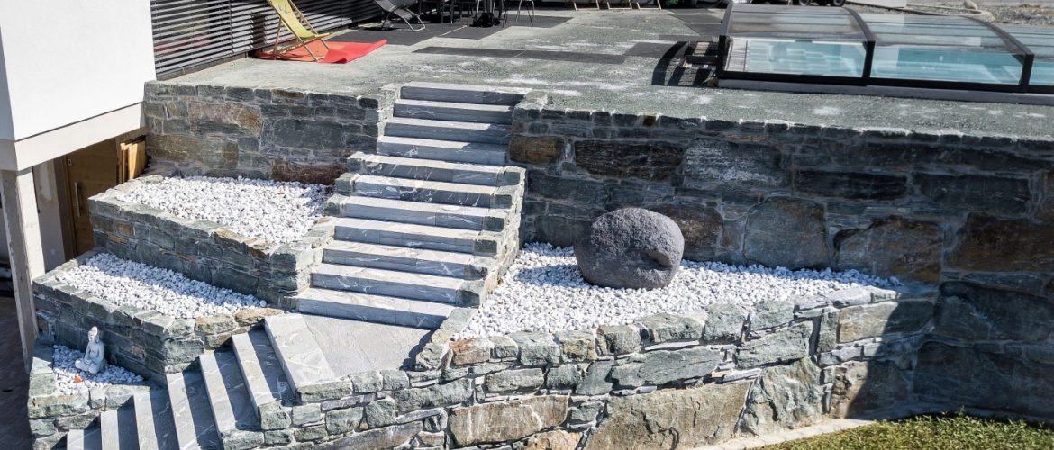 Steinmauer mit Terassenabgrenzung