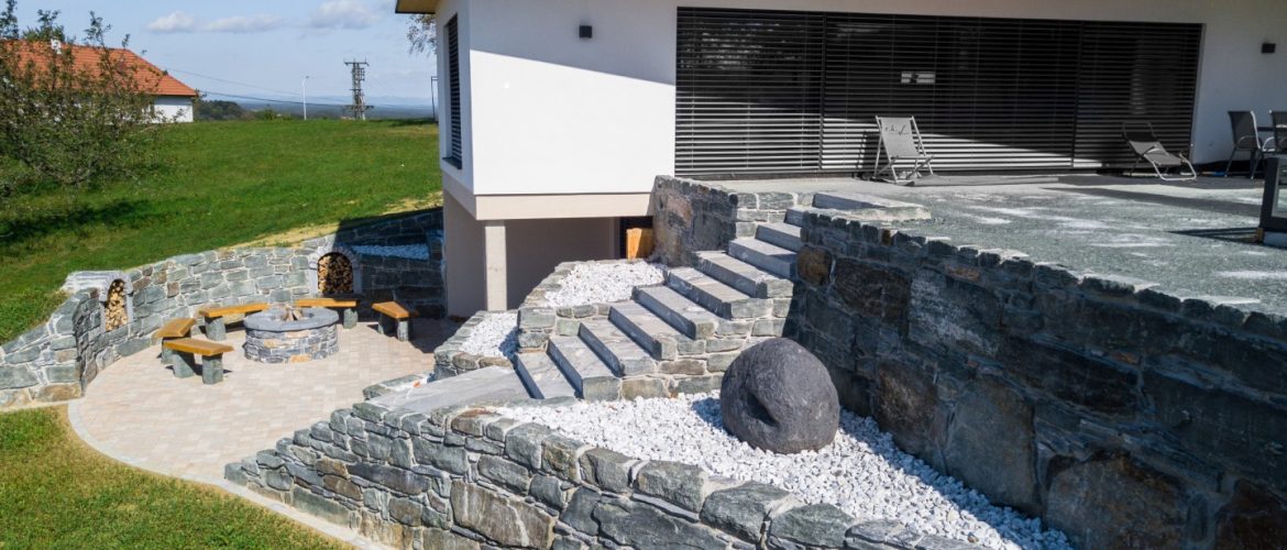 Terrassenanlage mit Steinmauer