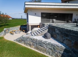 Terrassenanlage mit Steinmauer