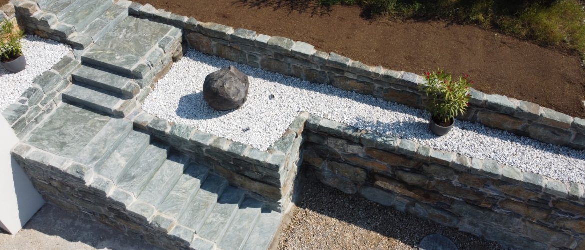 graue Natursteinmauer