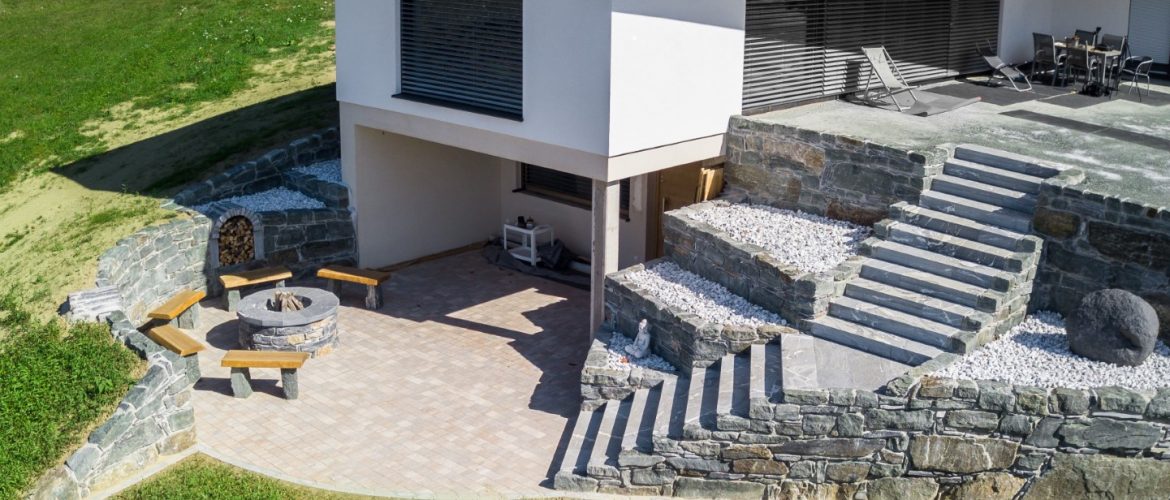Schiefer-Grün in Beton verlegt