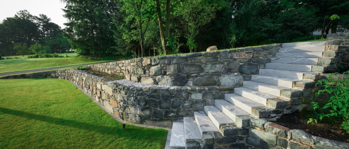 Mauer mit Treppen
