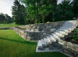 Mauer mit Treppen