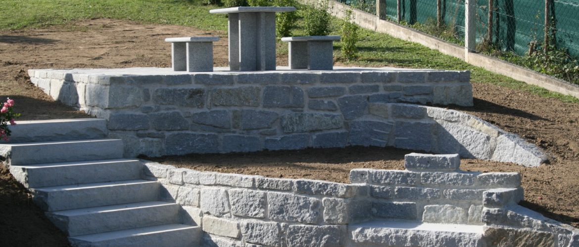 Handverlegte Natursteinmauer mit versetzte Ebenen