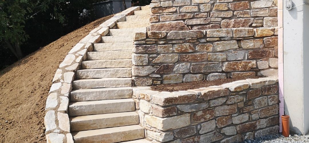 Steintreppe mit Natursteinmauer