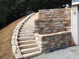 Steintreppe mit Natursteinmauer