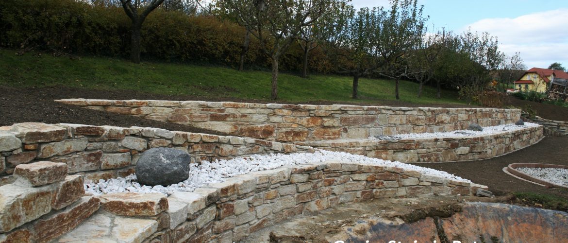 Gneis Steine in Beton verlegt
