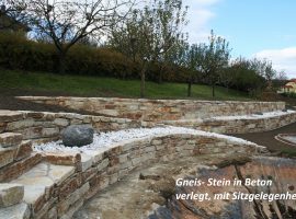 Gneis Steine in Beton verlegt