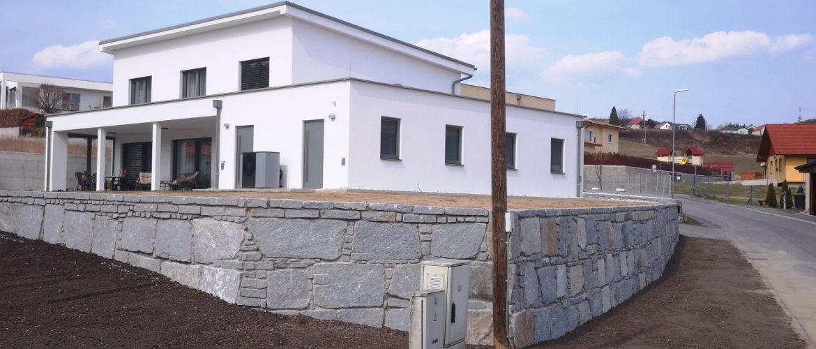 Granitmauer in Beton verlegt