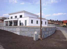 Granitmauer in Beton verlegt