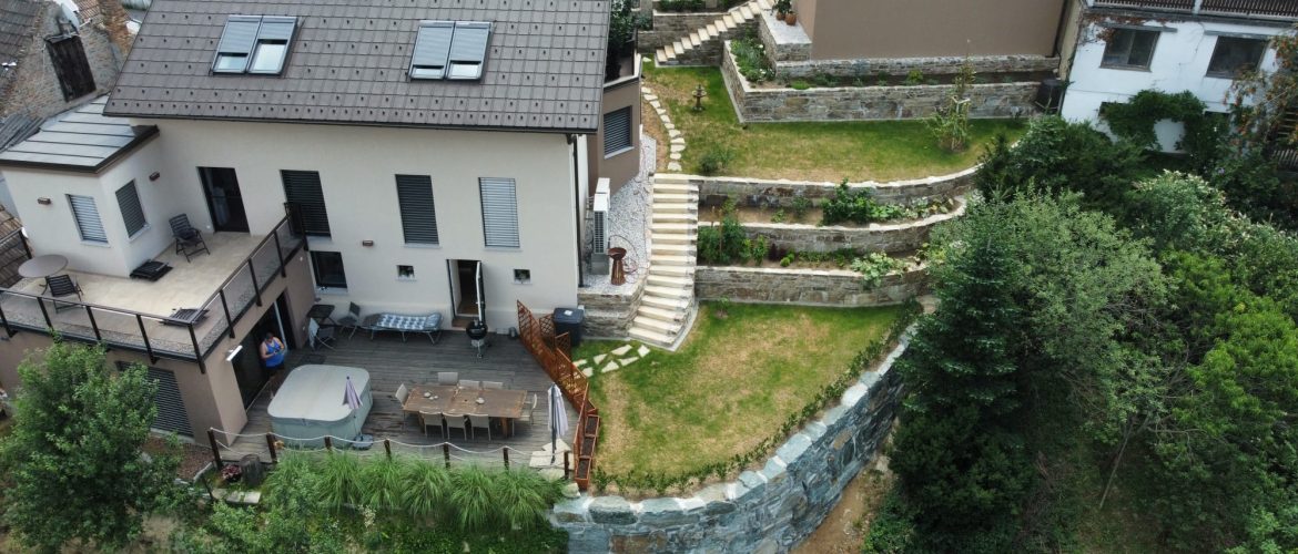 Natursteinmauer und Hangsicherung mit Gneisstein
