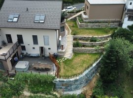 Natursteinmauer und Hangsicherung mit Gneisstein