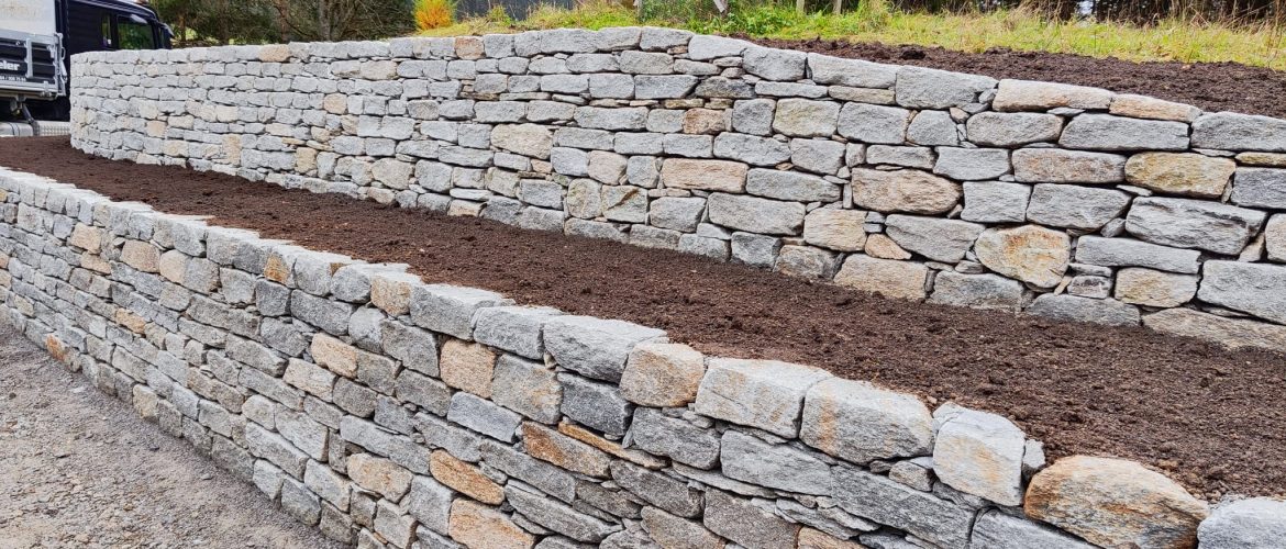 Stabile Natursteinmauer mit bepflanzbaren Terrassen und Hofer-Stein.